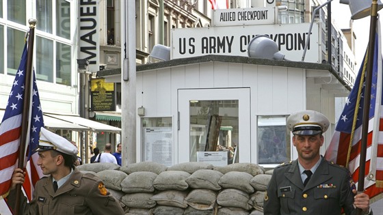 Mui pevleení za americké vojáky ped berlínským Checkpointem Charlie.
