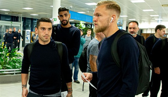 Slávističtí fotbalisté se na pražském letišti chystají na odlet do Barcelony....