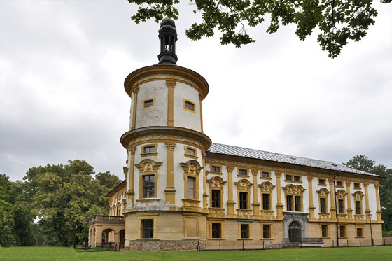 Linhartovský zámek pochází z 16. století, kdy z pvodní tvrze vzniklo...