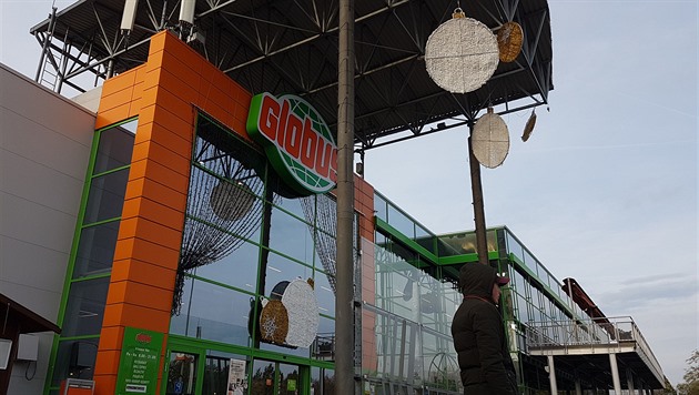 Výzdoba se nebezpen houpala nad hlavami nakupujících. Hypermarket proto...