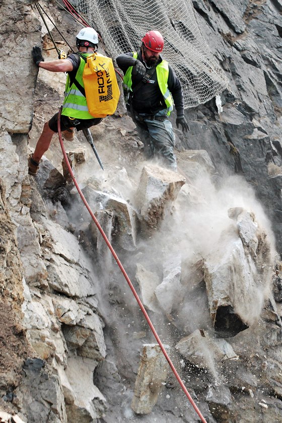 Práce na sanaci skalního masivu nad karlovarským silniním prtahem.
