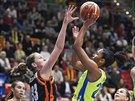 Alyssa Thomasová z USK Praha stílí, brání Emma Meessemanová z Jekatrinburgu.