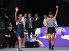Tenistka Barbora Strýcová (vlevo) se loučí společně s parťačkou Sie Šu-wej s...