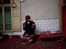Ujgurská ena ije epice ve svém dom ve mst Kagar.