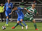 Jan Navrátil ze Slovácka (vlevo) a David Bartek z Bohemians v souboji o mí.