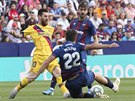 Barcelonský Lionel Messi (ve lutém) se snaí hrát balon, brání mu v tom...