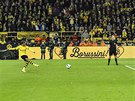 Mario Götze (vlevo) z Dortmundu u stílí z penalty tetí gól svého týmu proti...