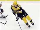 Jevgenij Malkin (vpravo) z Pittsburghu vede puk v utkání proti Edmontonu.