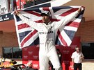 Jezdec Mercedesu Lewis Hamilton slaví s britskou vlajkou po Velké cen USA, ve...