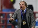 Kou Jurij Sjomin povzbuzuje hráe Lokomotivu Moskva v utkání proti Juventusu...