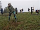 Na loukách u Žďáru se kvůli výsadbě stromů a keřů sešlo kolem 50 dobrovolníků.