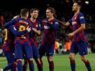 Fotbalisté Barcelony slaví trefu Lionela Messiho z pímého kopu.