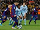Lionel Messi promuje pokutový kop v utkání proti Celt Vigo.
