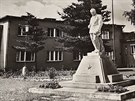 Posledn� kontroverzn� �eskolipskou sochou z �ry komunismu je p�skovcov� Klement...