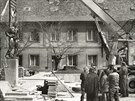 V srpnu 1968 parta �eskolipsk�ch student� sochu rudoarm�jce strhla a hodila ji...