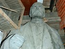 �ty�tunov� bronzov� Lenin dnes odpo��v� pod vrstvou prachu ve skladi�ti...