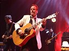 Herec Kiefer Sutherland jako zpěvák a kytarista