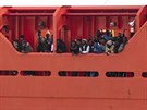 U italských beh zakotvila lo Asso Trenta s 151 migranty na palub. (3....