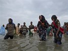 Etioptí migranti vycházejí z lodi na behu Jemenu. (26. ervence 2019)