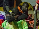 Migranti sedí na palub záchranné lodi Alan Kurdi. (1. listopadu 2019)