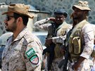 Saúdskoarabští vojáci asistují rozdávání zdravotnické pomoci v nemocnici v...