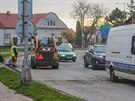Kolona aut objd stroje na vyfrzovan silnici I/36 v Rohovldov Bl na...