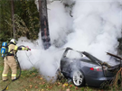 Hoící elektromobil znaky Tesla hasilo na padesát hasi. (4. íjna 2019)