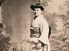 Barbora Markéta Eliášová v Tokiu v roce 1918. Sama přejala japonské zvyky,...