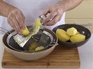 Na knedlíky si oloupejte a nastrouhejte syrové brambory na jemném struhadle.