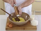 Pak brambory promíchejte se likou soli a horkým mlékem. 