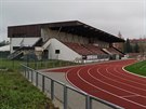 Havlkobrodsk stadion m novou atletickou drhu, zato tribuna vypad ostudn....
