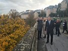Lucemburský premiér Xavier Bettel ukazuje Andreji Babiovi a jeho en Monice...