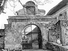 Barokn brna na hbitov v Choui ped opravou