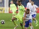 Nemanja Kuzmanovi (vpravo) z Baníku Ostrava v souboji s Jánem Krivákem z...