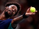 Gael Monfils podává na turnaji v paíské hale.