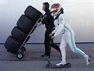 Lewis Hamilton z Mercedesu míí do box nachystat se na trénink v Austinu.