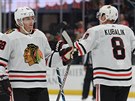 Patrick Kane (88) a Dominik Kubalík (8) oslavují vítznou trefu Chicaga proti...