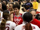 Americké basketbalistky (v erveném) se zdraví s hrákami Stanfordu, v popedí...