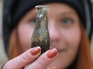 Irena lechtov ze Zpadoeskho muzea v Plzni ukazuje keramick lomky...