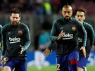 Fotbalisté Barcelony v ele s Lionelem Messim (vlevo) a Arturem Vidalem se...