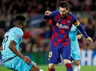 Barcelonský kapitán Lionel Messi se prodírá slávistickou defenzivou. Odzbrojit...