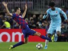 Barcelonský záloník Sergio Busquets se pokouí zastavit Petera Olayinku ze...