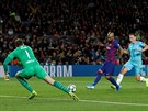 DO PRÁZDNÉ... Barcelonský záloník Arturo Vidal v utkání proti Slavii dává gól,...