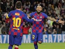 PEDASNÝ JÁSOT. Barcelontí fotbalisté Arturo Vidal a Lionel Messi se v duelu...