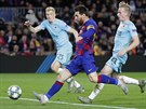 Lionel Messi v dresu Barcelony zakonuje na slávistickou bránu poté, co unikl...