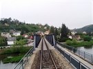 Rakovnický rychlík spolenosti KC Doprava pejídí ocelový most pes Berounku...