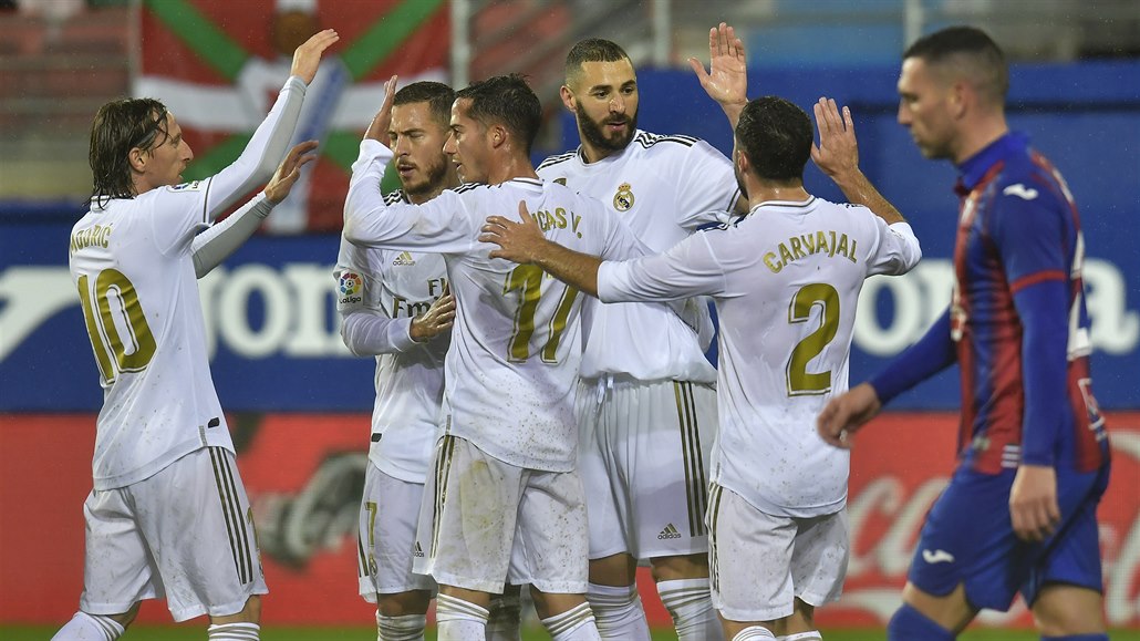 Benzema díky dvěma trefám překonal Puskáse, Messi nastřílel hattrick