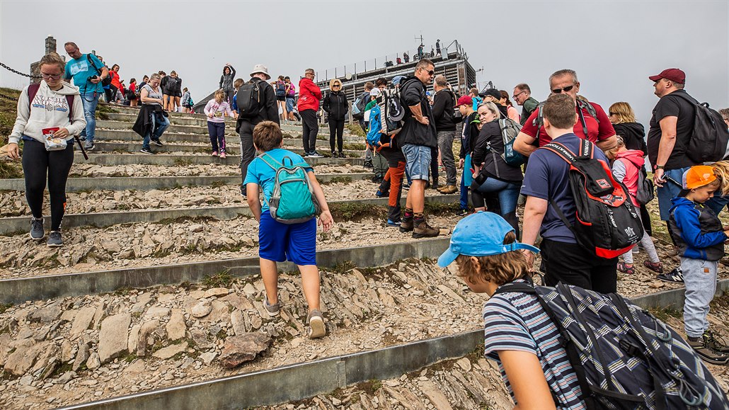 Dav turist na vrcholu Snky (23. srpna 2019)