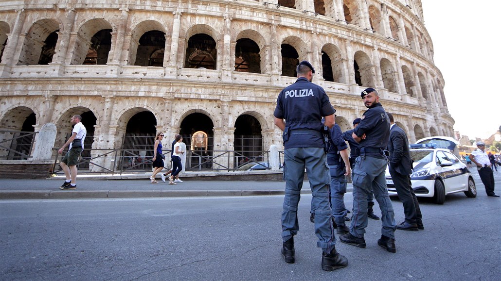 Policisté v ulicích italského íma