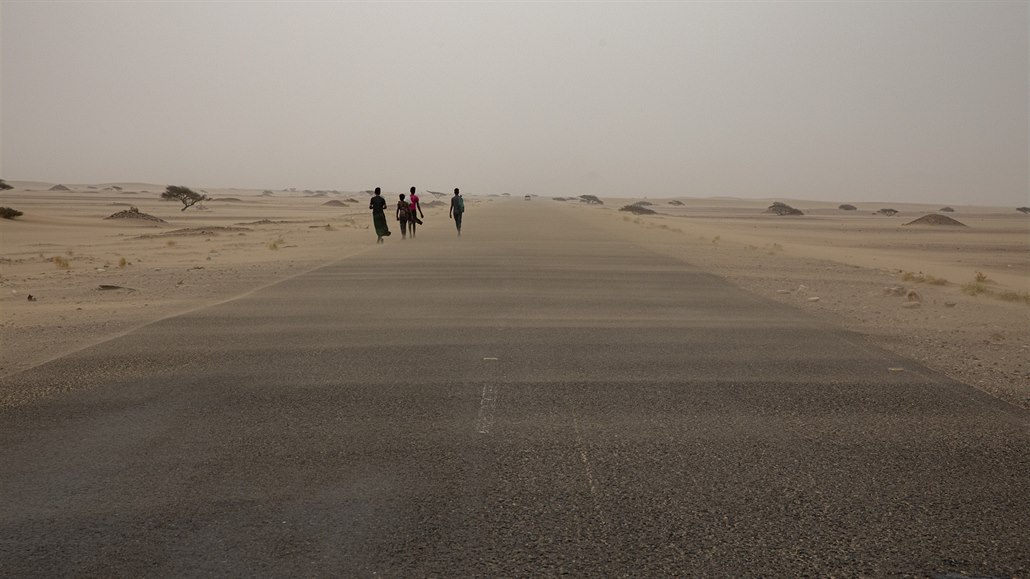Etiopští migranti jdou během pouštní bouře do Jemenu.